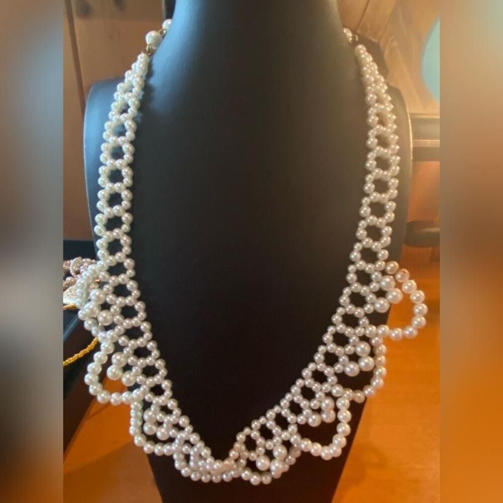 White Faux Pearl Beaded Bib Necklace Statement Plastic Women Costume Jewelry 18”
